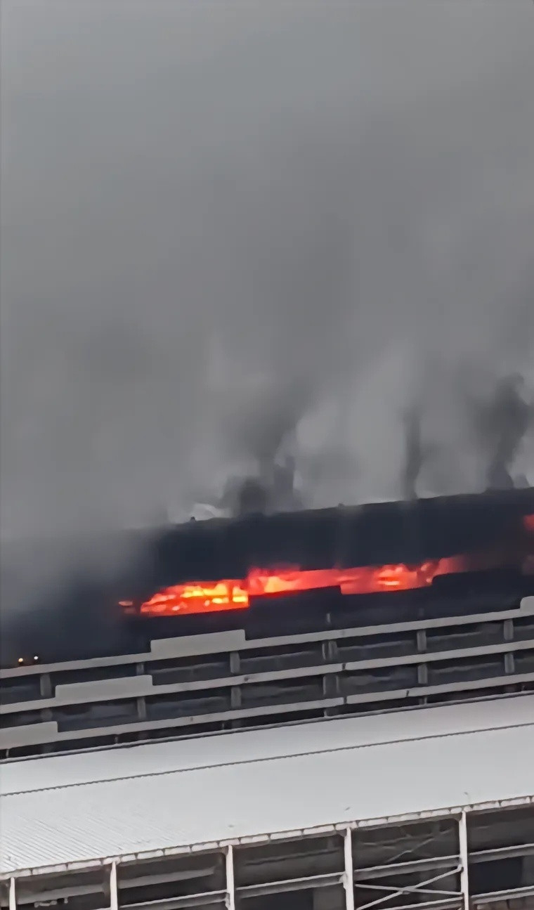 火烧连营4月14日，“比亚迪厂区起火”相关话题引发网络热议。据深圳市坪山区消防