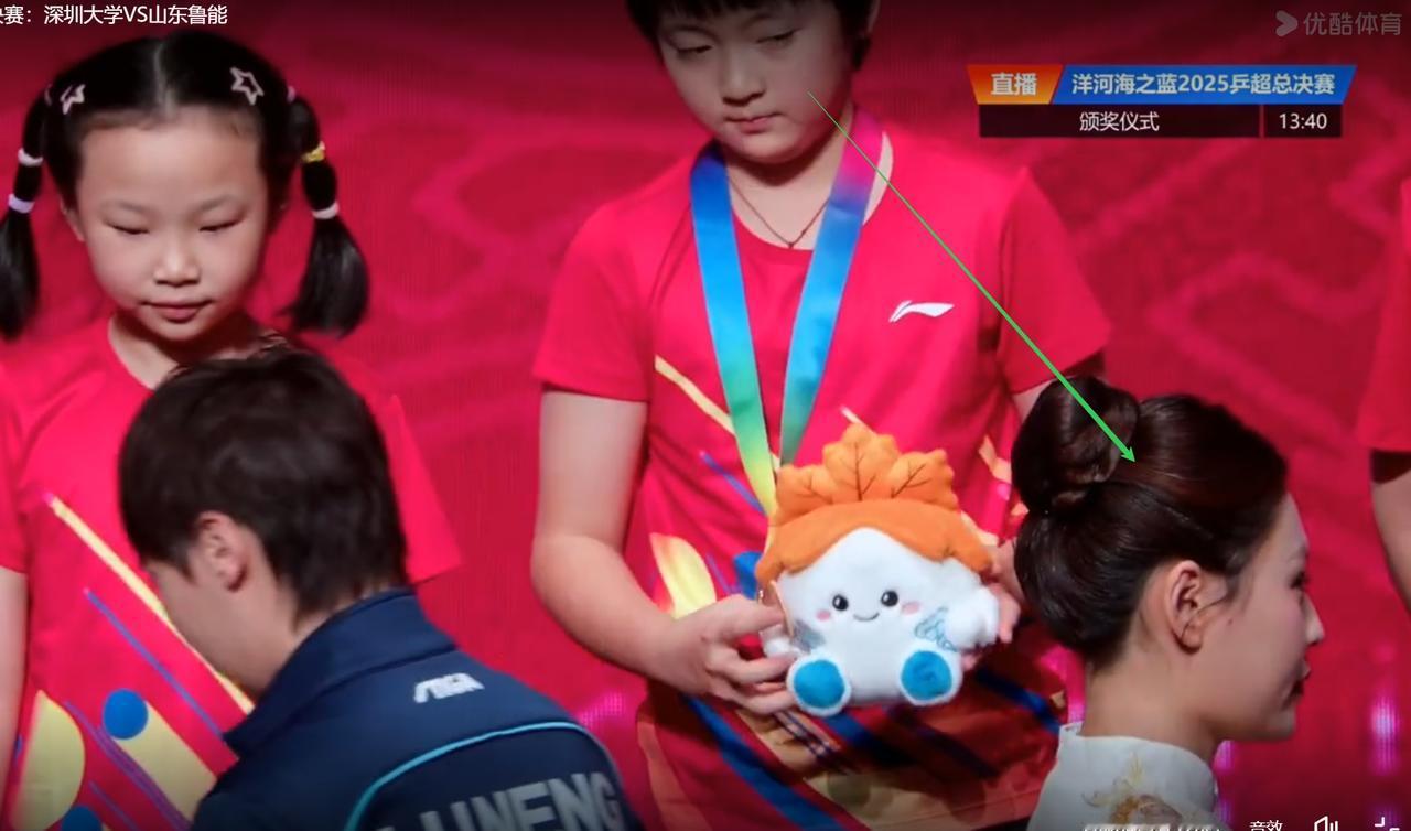 笑死我了！王曼昱在给小男孩颁奖，这小男孩却盯着旁边的漂亮姐姐看。我在等着看