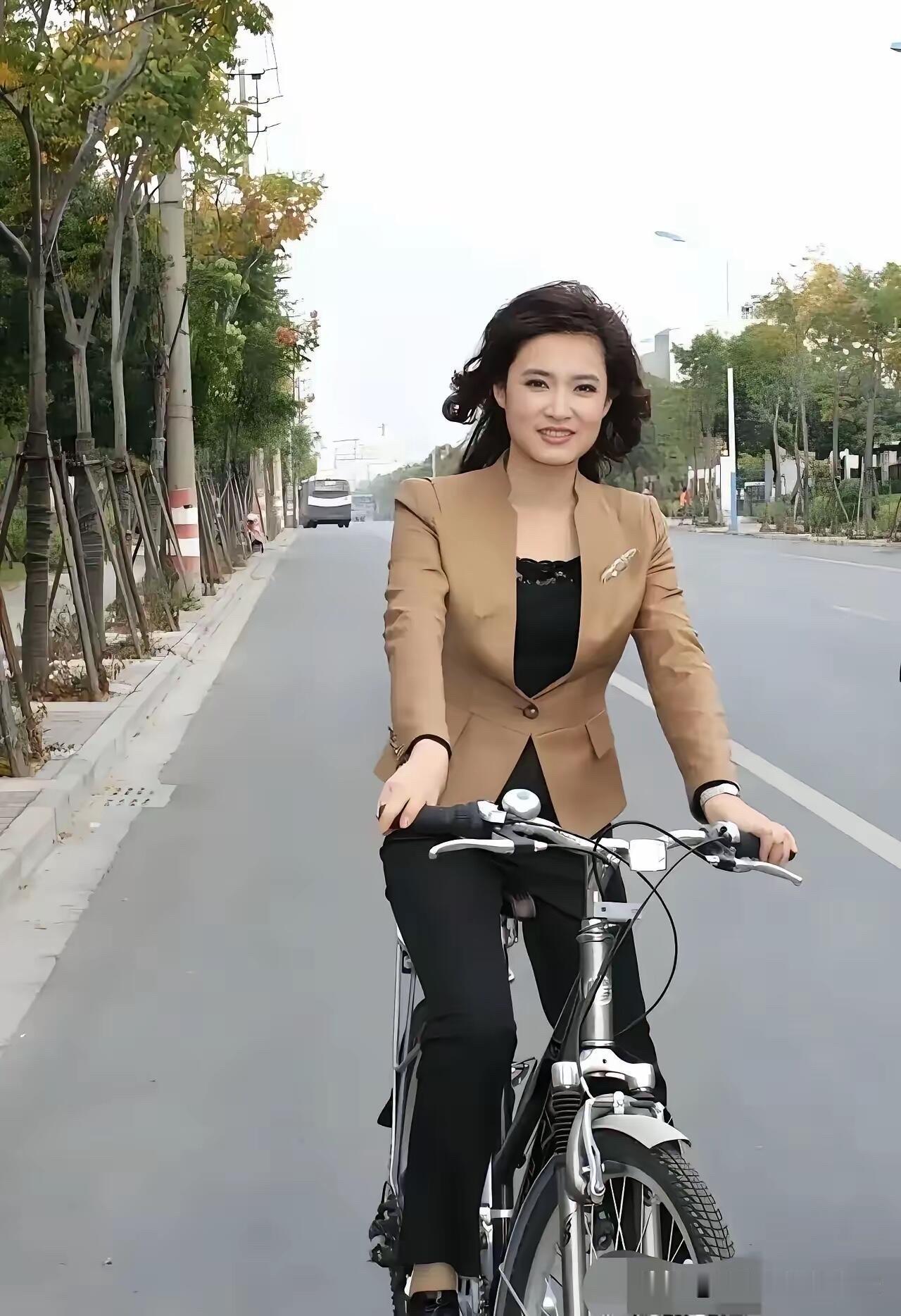 她的长相并不是明艳的，但的确很大气，你看她不管是在央视的舞台上，还是在私底下的抓