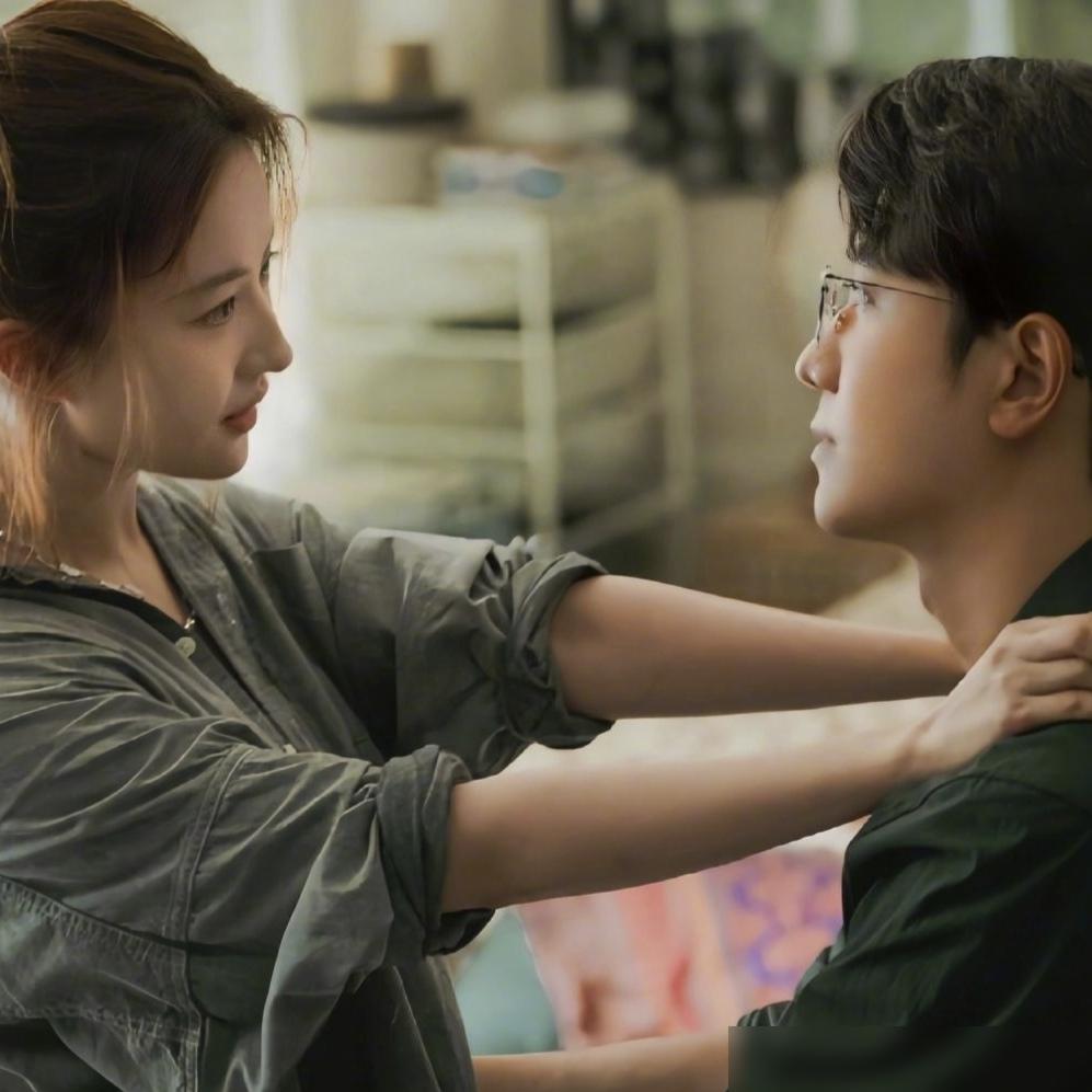 刷到《玫瑰的故事》旧瓜，2026年了还有人聊。1米92的彭冠英跟刘亦菲搭戏，