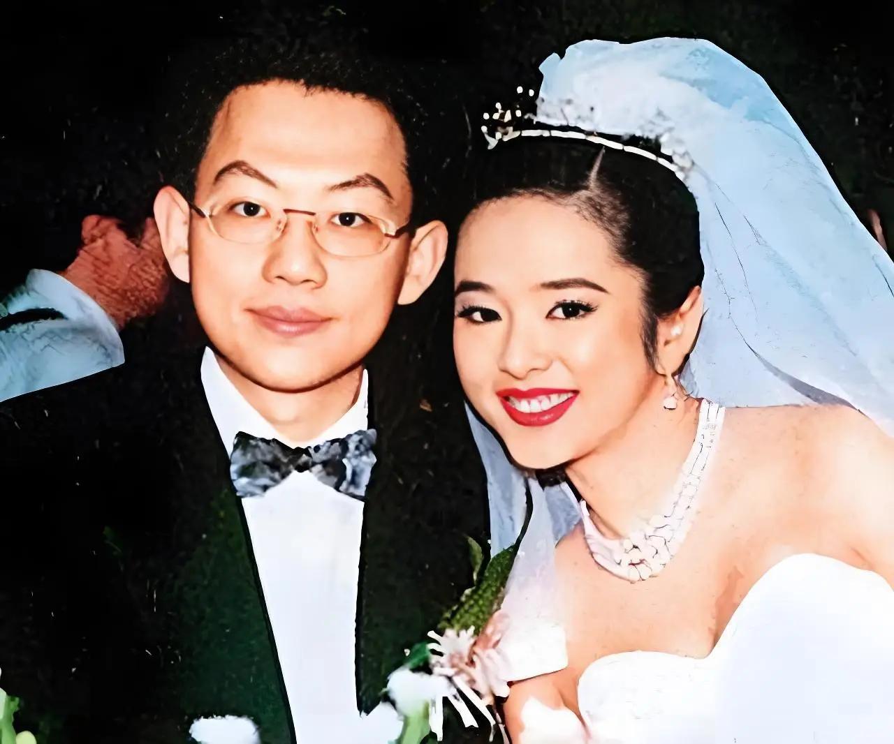 1995年，叶蕴仪拒绝了苦追她三年的林志颖，转身嫁给了千亿富豪的陈柏浩，婚后的第