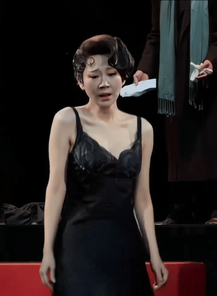 许晴应该是内娱医美保质期最短的一位了半年不到脸上就出现馒化了不过56岁已经算