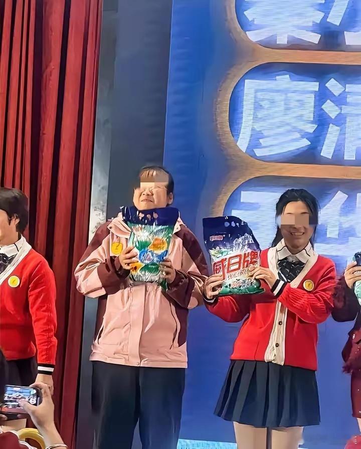 侮辱人的方式有千万种，偏偏选择在年会用奖品侮辱人。近期有网友晒出了公司年会的领奖