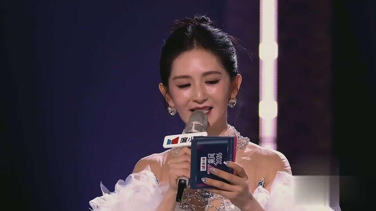 谢娜接连在《乘风》直播中为个人演唱会宣传，这样做真的合适吗？浪姐是众多姐姐