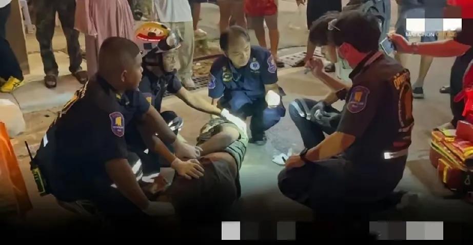 印度游客在泰国巴提雅当街撒尿，结局令人极度舒适。13日晚，几个泰国人发现一个