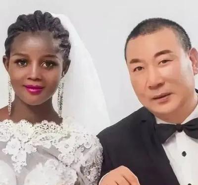 2017年，47岁的中国大叔，跟一个18岁的非洲女孩开玩笑：做我老婆怎么样？谁知