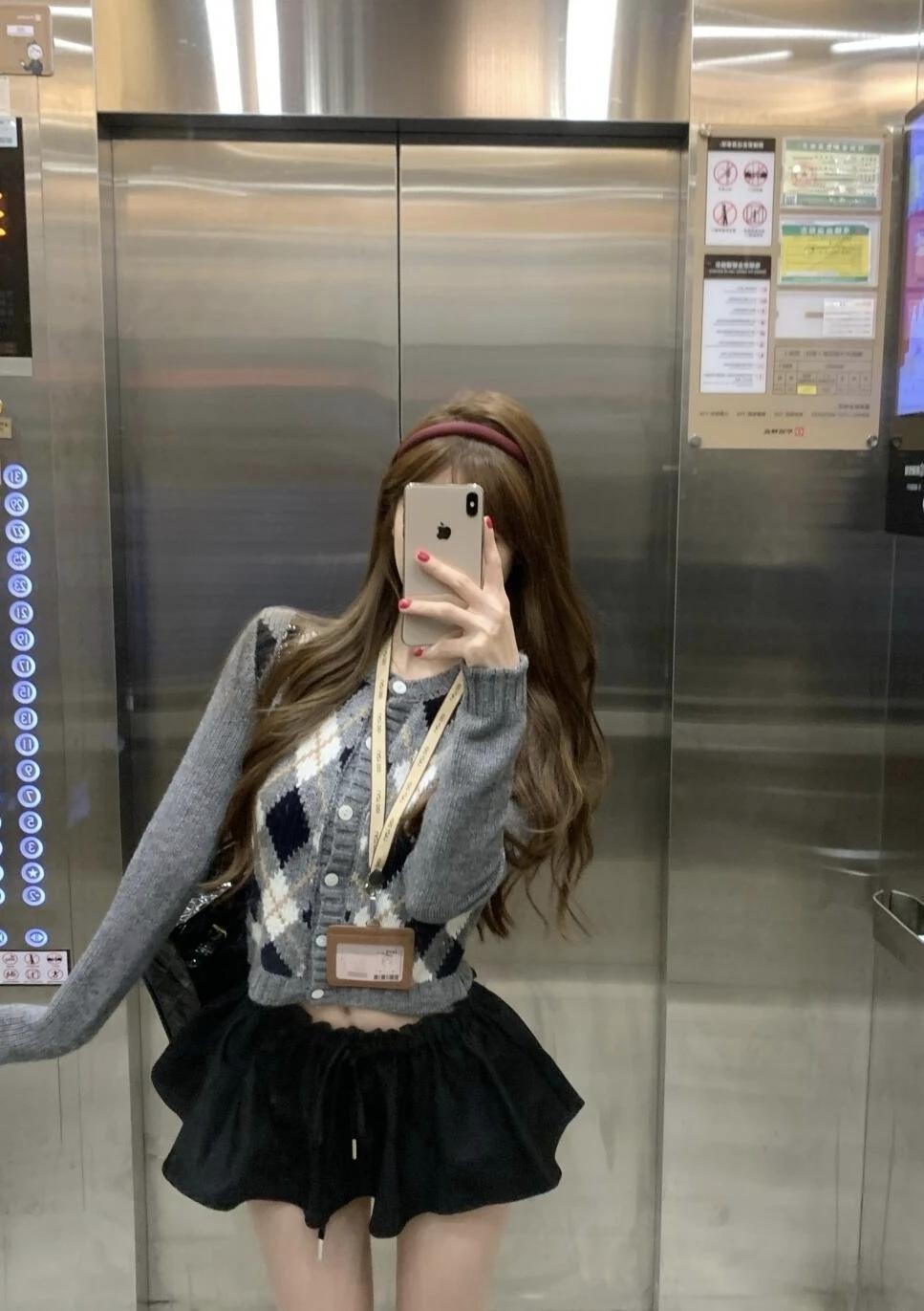 电梯间的随手拍｜菱格纹开衫+小黑裙是今天的松弛感密码~发带一戴，甜妹氛围感直接拉