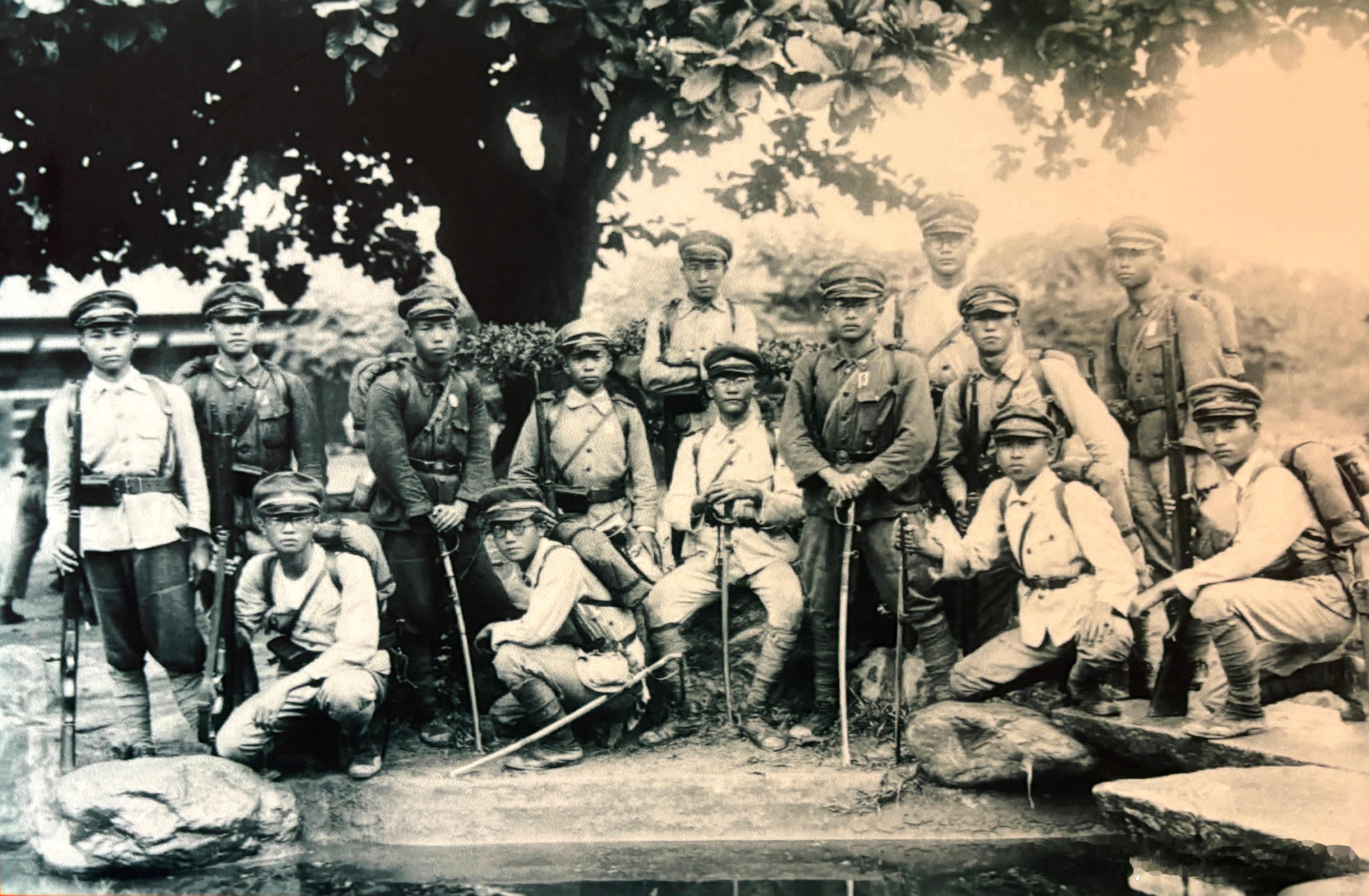 40年代日本强迫台湾中学生接受军事训练历史影像​​​