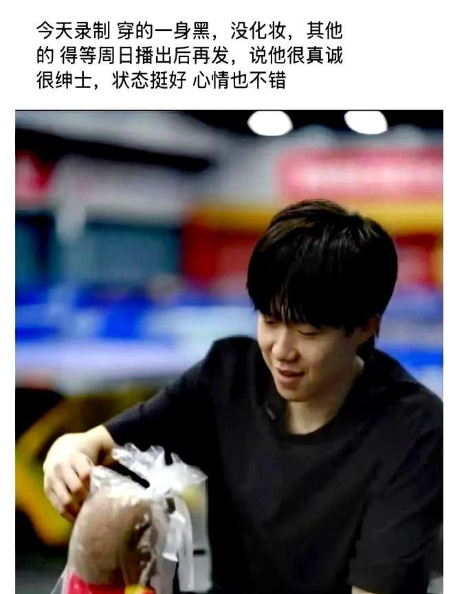 凌晨三点刷到这张图的时候直接给我整清醒了——顶流男星在机场VIP通道抱着小熊发呆
