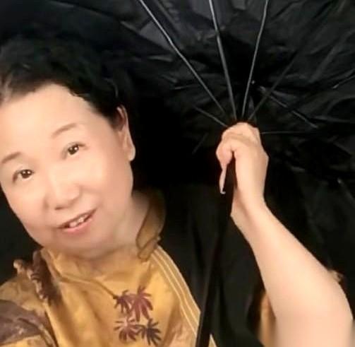 “今天，我要表扬一下张女士。”杜大娘一开口，镜头前的空气仿佛都凝固了。她一字