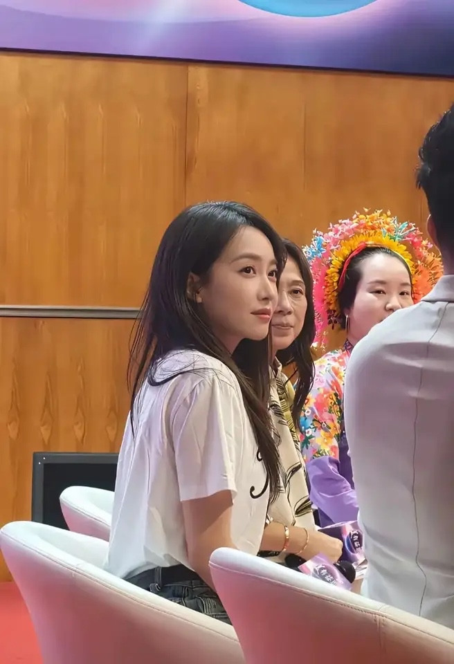 宋茜这是在看谁啊！这个入迷的眼神，像极了小迷妹