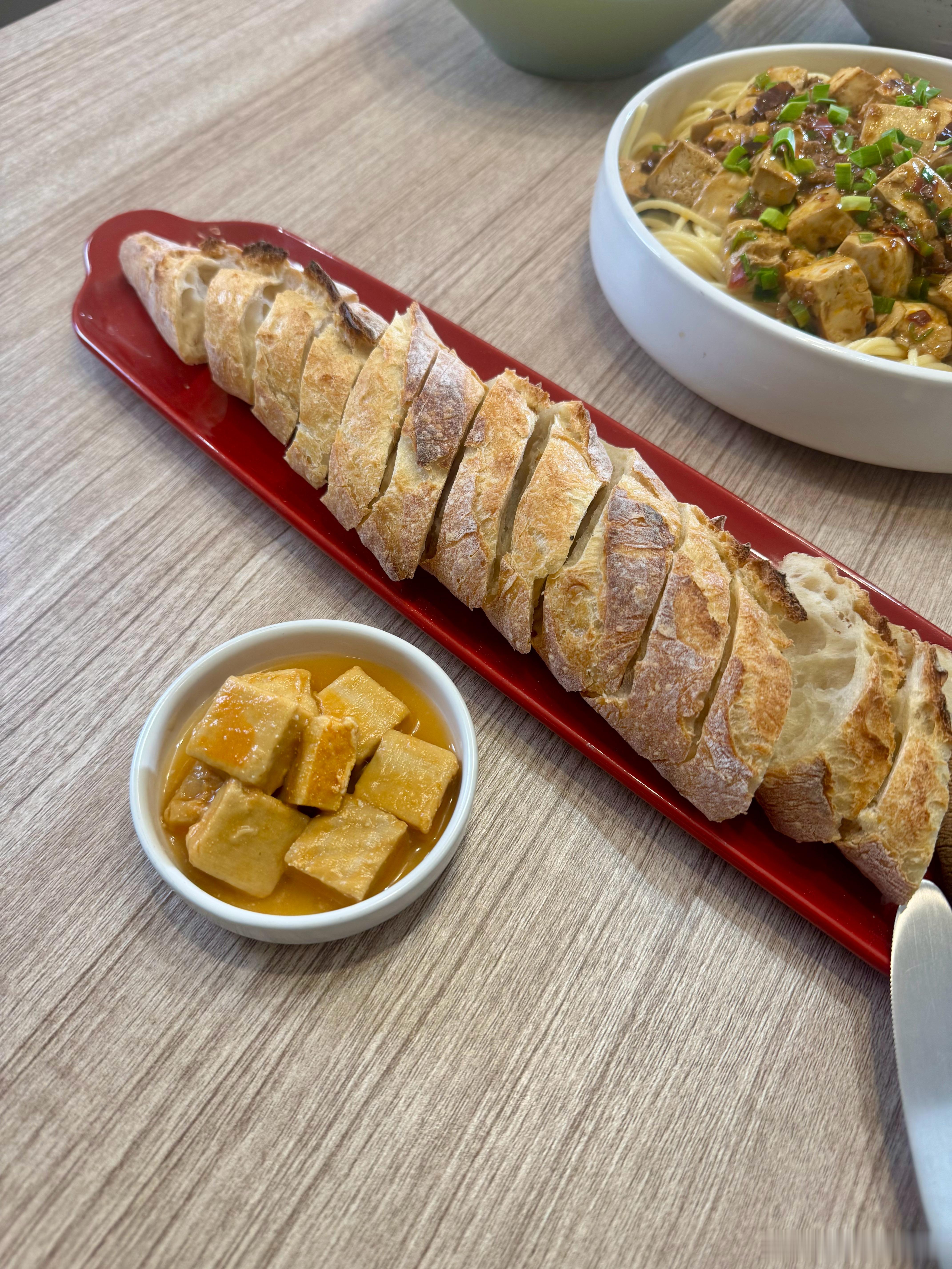 今天试了几样新菜：擂椒皮蛋牛油果泥（guacamole）用玉米片蘸着吃，麻婆豆腐