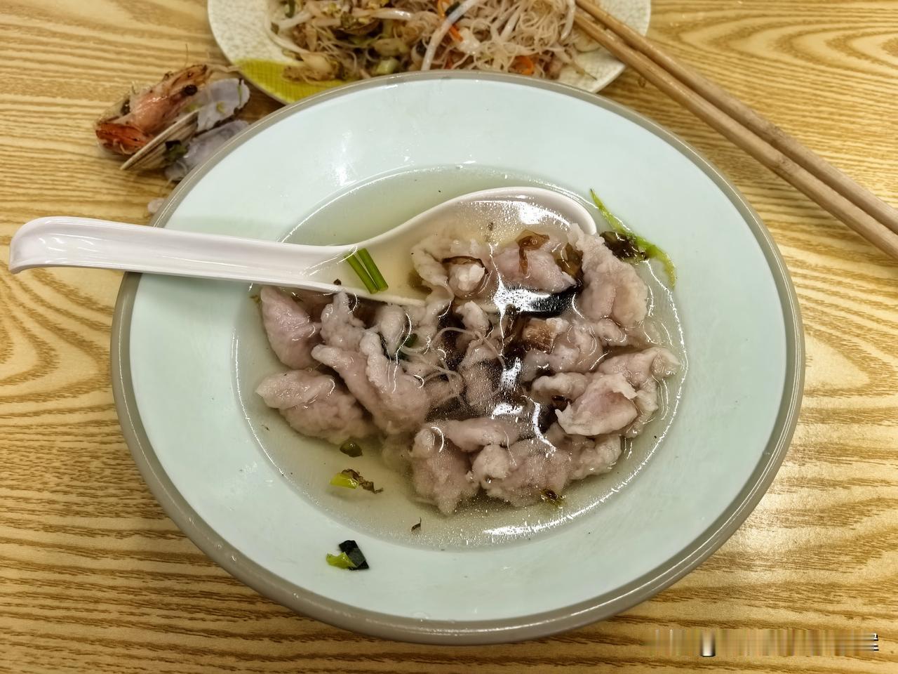 昨日下午抵达福鼎，听闻福鼎的肉片颇为有名，于是晚餐时特意点了一份，12元，味道还