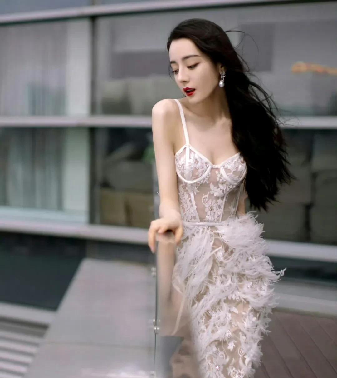 迪丽热巴开叉长腿#明星##女明星##迪丽热巴#