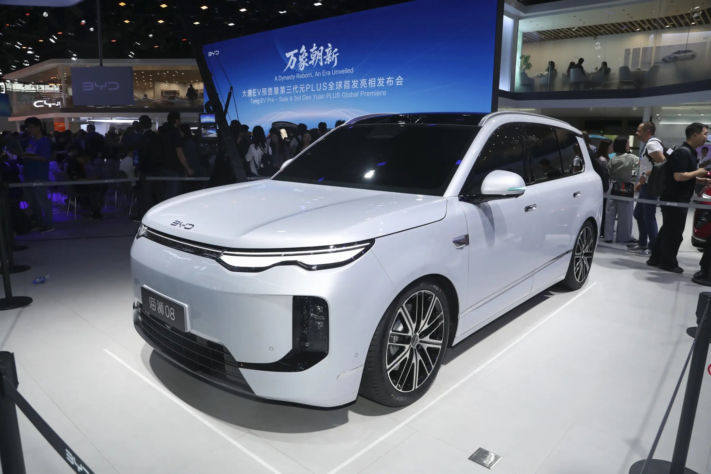 有四驱、带闪充、云辇A配后轮转向、六座带腿托、智能辅助驾驶还可兜底，就这些配置放在一款中大型SUV上