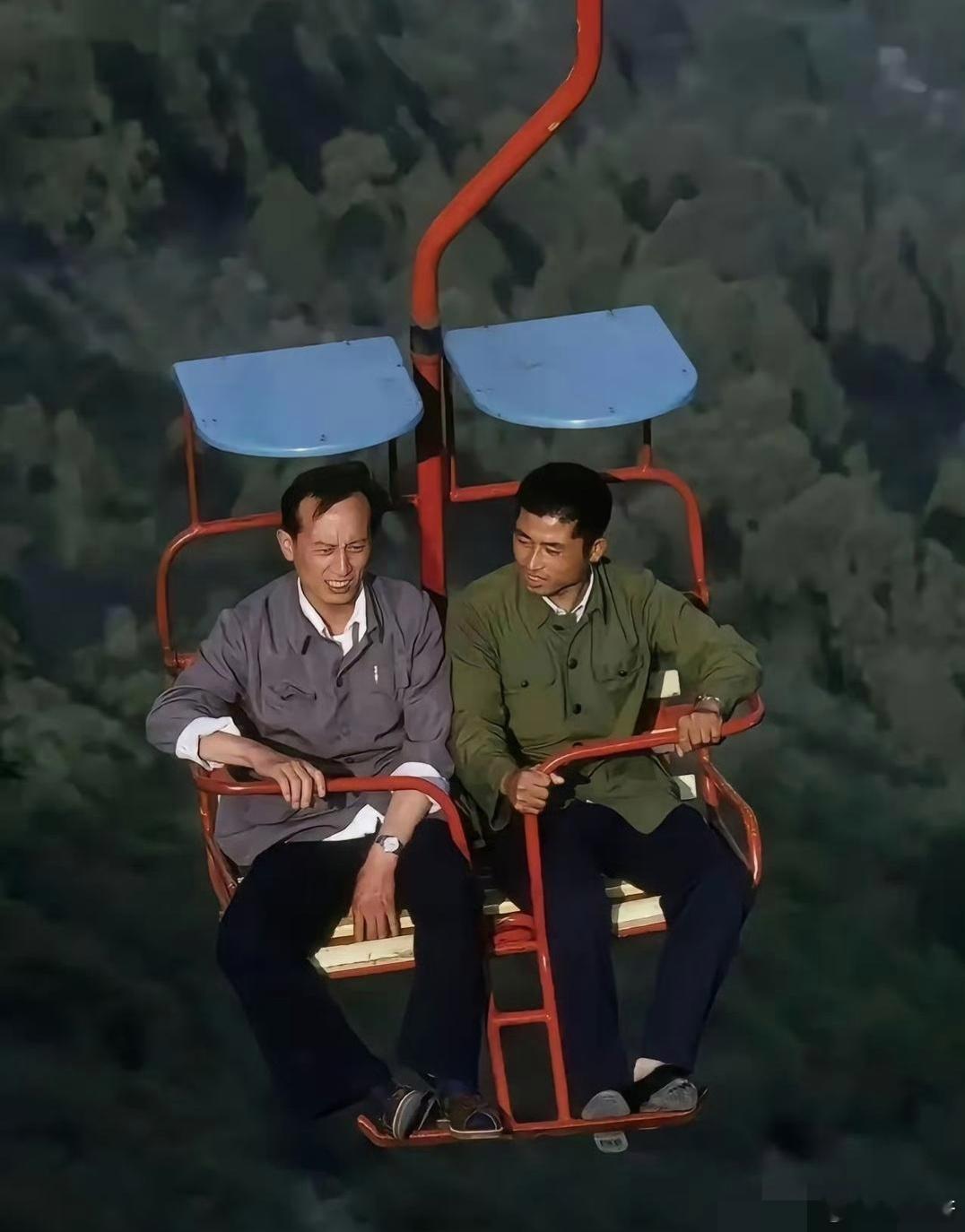 老辈子胆子真大，这种没有任何保护措施的缆车也是面不改色地坐了