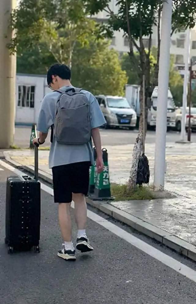 中小学生沉迷手机难管教, 无数家长熬到头痛, 根源到底在哪里?