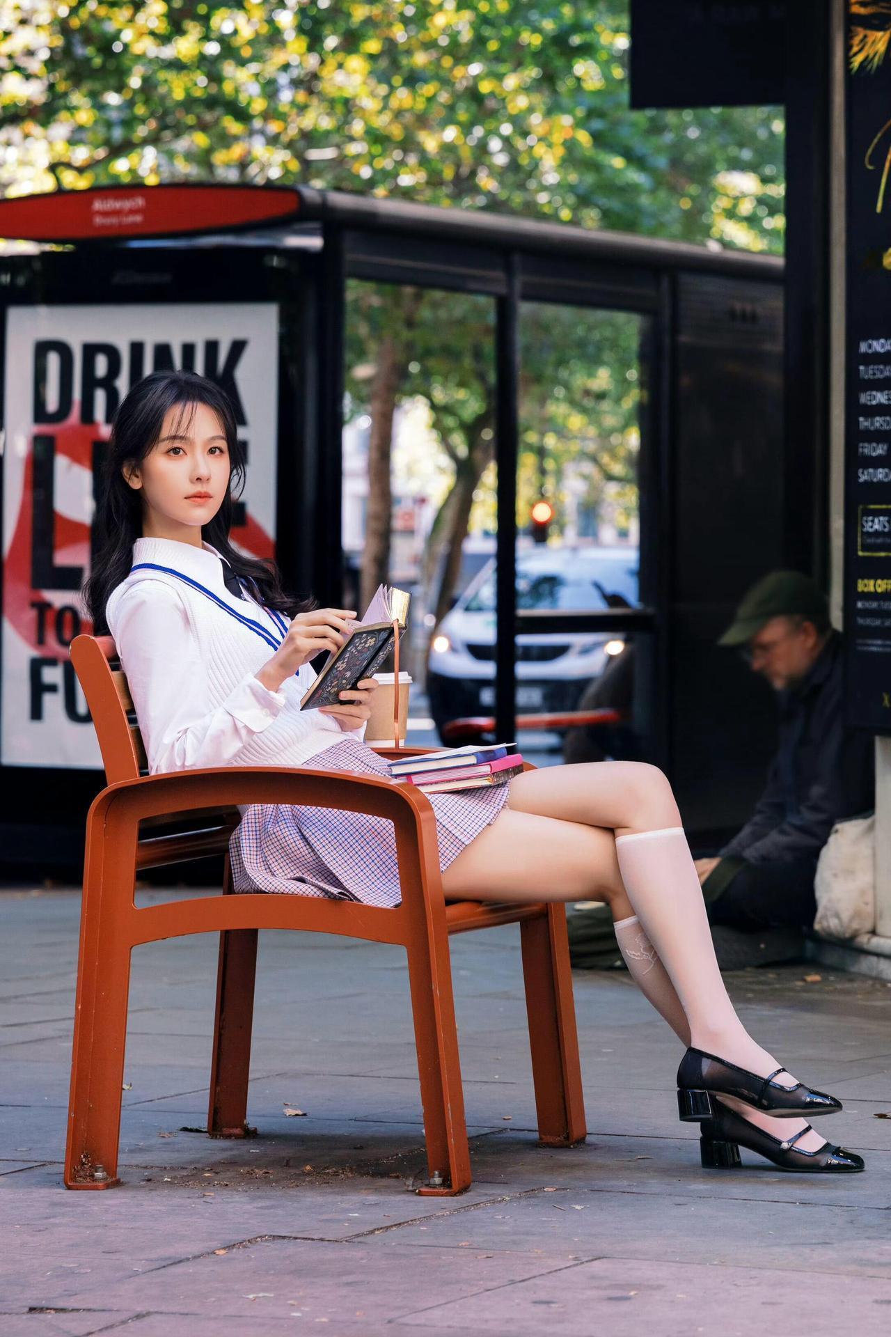 太养眼了！陈都灵极简风格穿搭