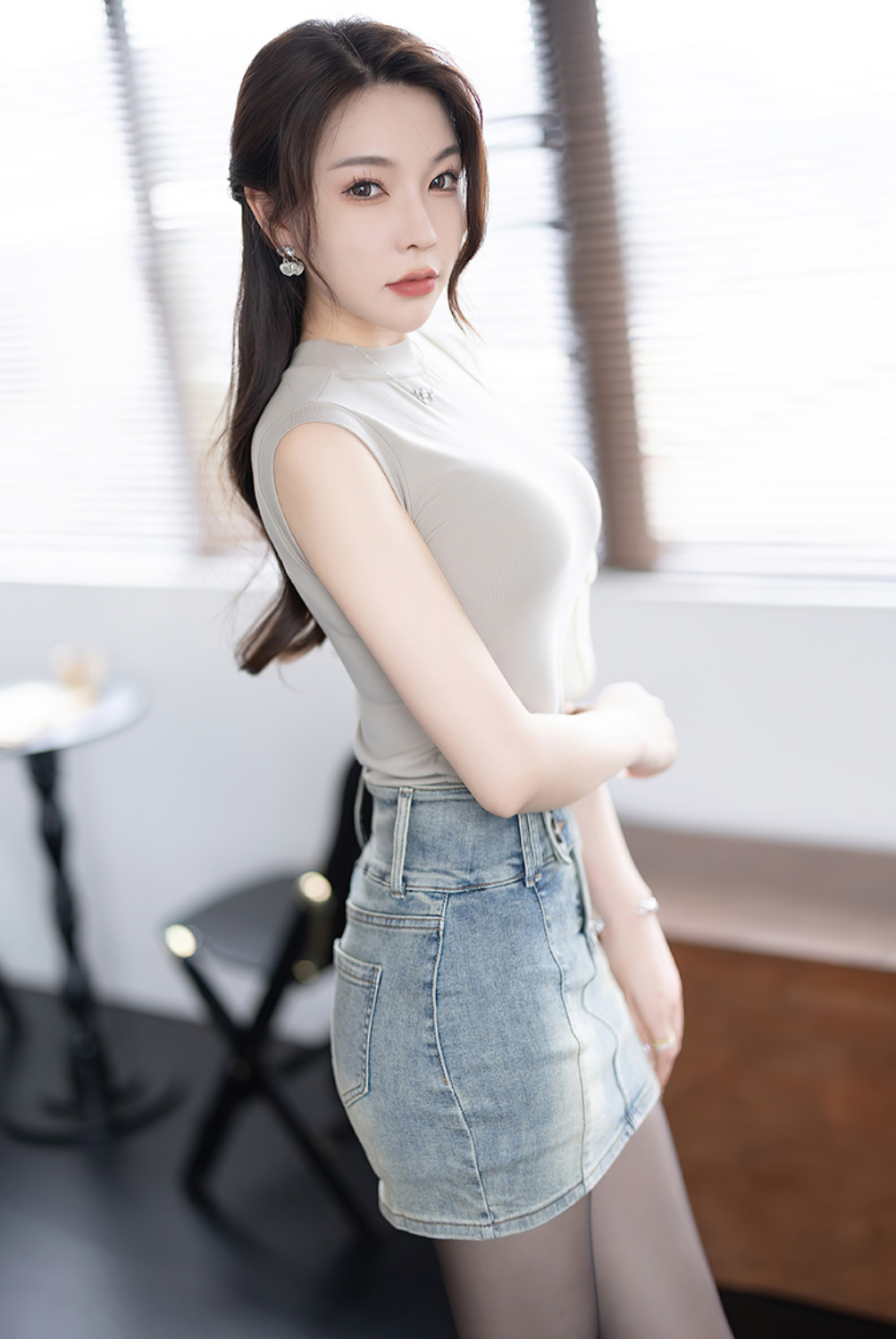轻甜酷感：衣橱里的多元魅力在时尚的舞台上，总有些搭配能巧妙融合不同风格，演绎出独特魅力，就如眼前这套