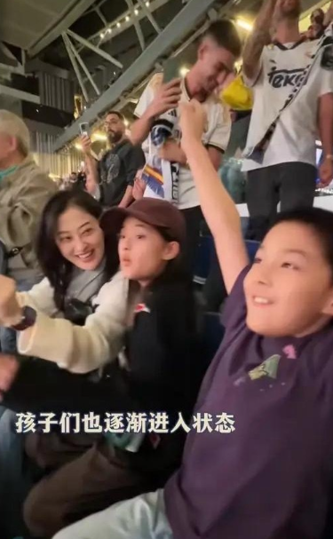 有钱人的生活太飒了，梅婷法国俩孩子飞马德里看球赛，凌晨3点困的睁不开眼……看球赛