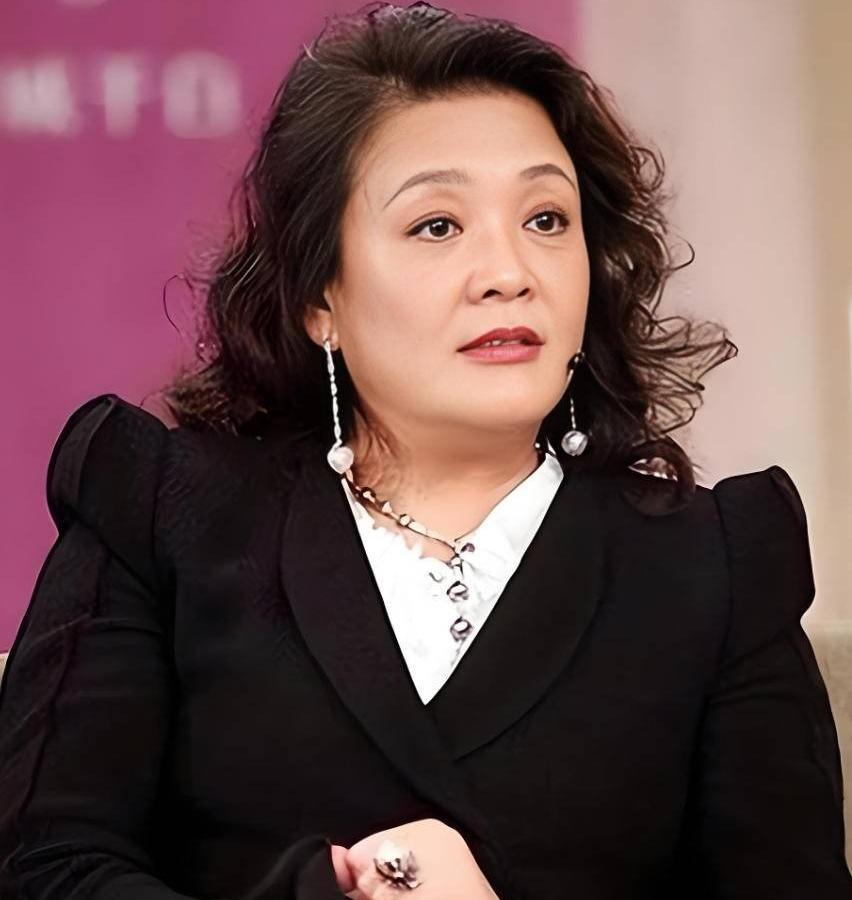 68岁张兰，以一己之力扛起麻六记，守护8000多名员工与万千家庭安稳。她能扛事、