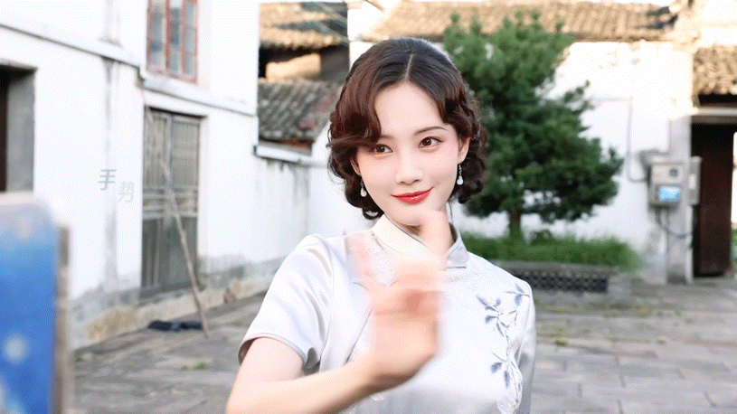 李一桐穿旗袍妈妈级别看见李一桐要叫什么！🙋‍♀️江南水乡的韵致凸显的好美好妙