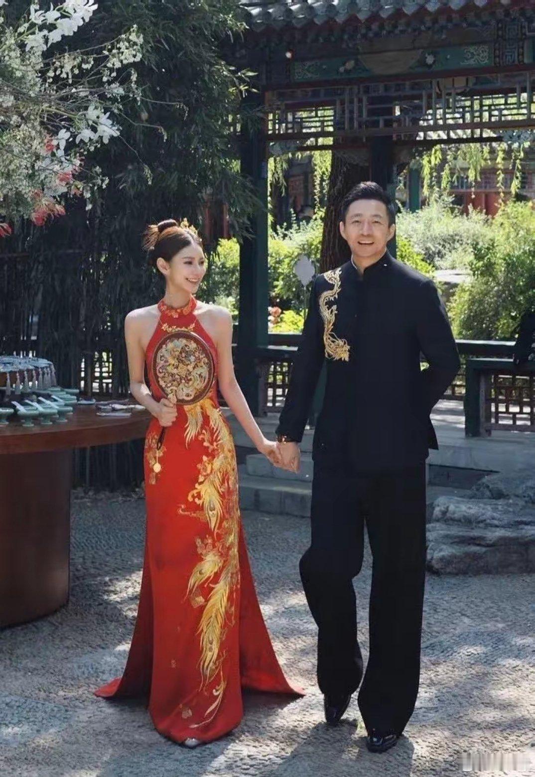 汪小菲晒24张婚礼美照，郎才女貌好般配，张兰和汪大爷罕见同框。特别喜欢中式婚礼！