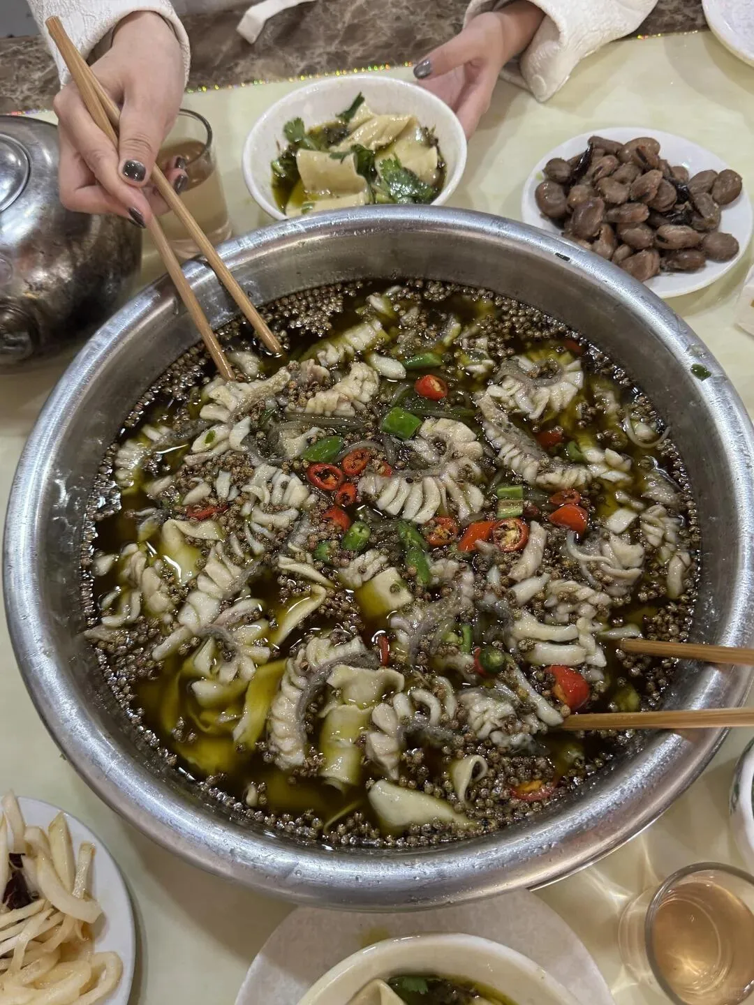 这是什么鱼呀，哪里能吃到总感觉很多花椒，会不会很辣呀