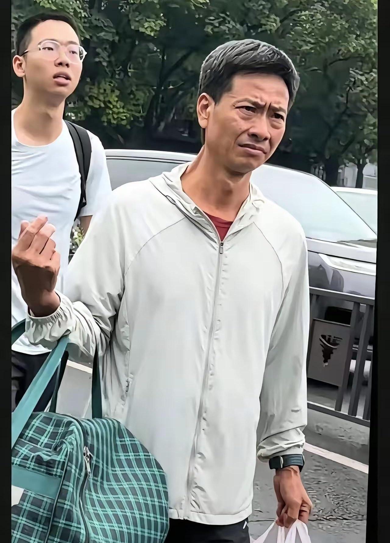 考上顶尖985本该全家横着走，可浙大门口这位老爹，却恨不得把自己缩进地缝里，凭啥