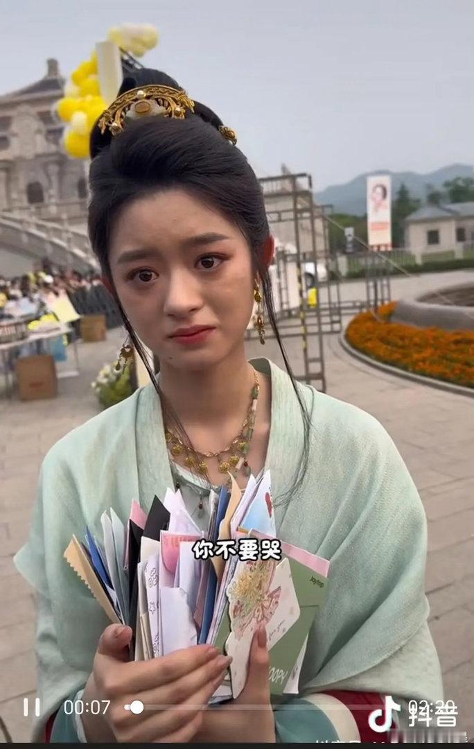 黄杨钿甜是长这样吧，怎么变样了？