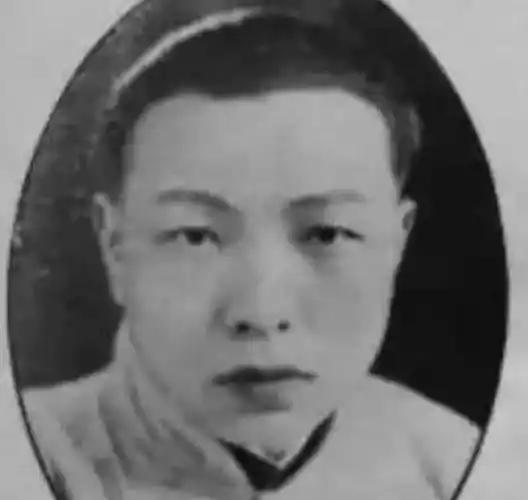 民国有个算命的，叫韦千里。最硬的一次，是宋美龄半夜找上门。当时西安事变，老蒋被扣