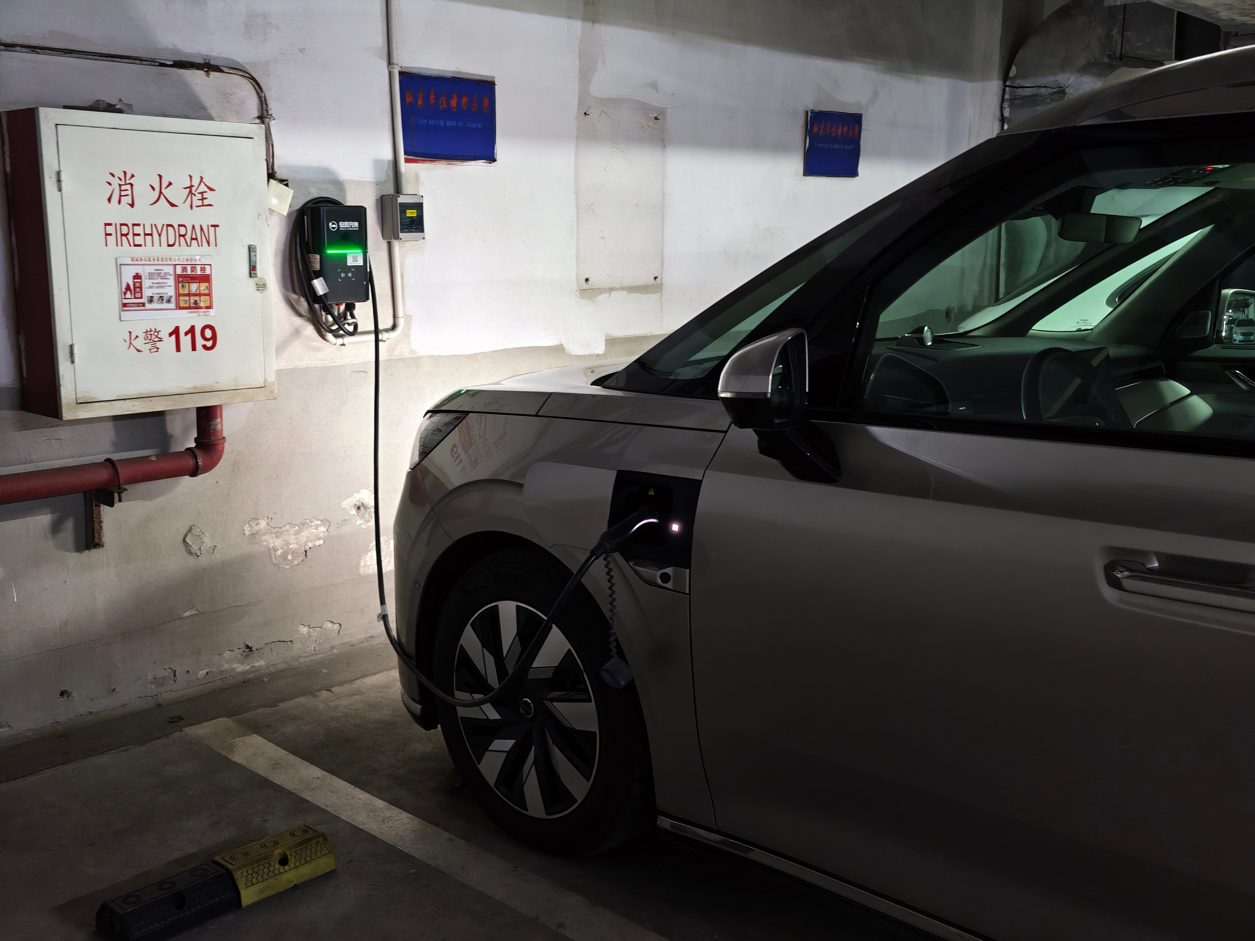 把充电口放在车头这件事就…挺难评的，尤其是这么巨大的MPV