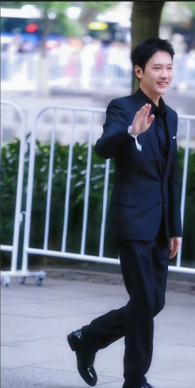 赵丽颖沉默了，就连冯绍峰的儿子都沉默了！但是网友们却不淡定了，他们怎么也没想到