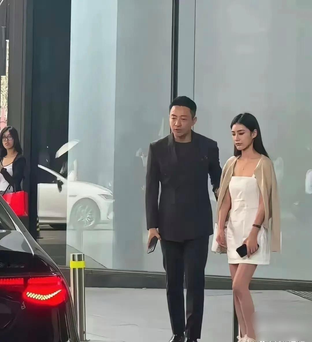 感觉是要的包包没给买，又在发脾气