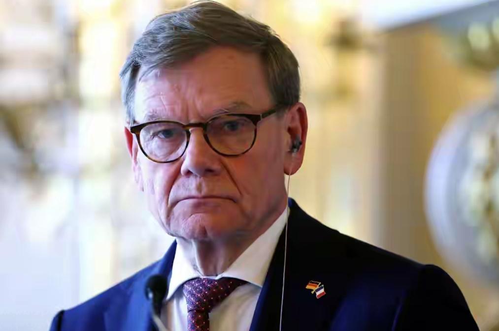 德国外长瓦德富尔这出“先摆谱后求饶”的戏码，把欧洲政客的投机心态演得明明白白。前