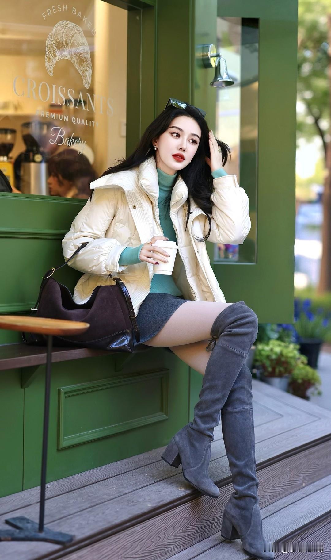 冬日暖阳下，咖啡馆外，时尚女孩享受悠闲时光。
