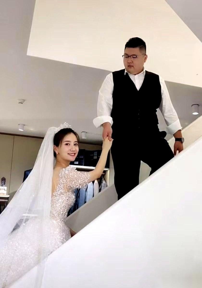 4000万粉丝的大网红，守着个大美女老婆，被爆出来是无性婚姻。底下评论一堆人笑