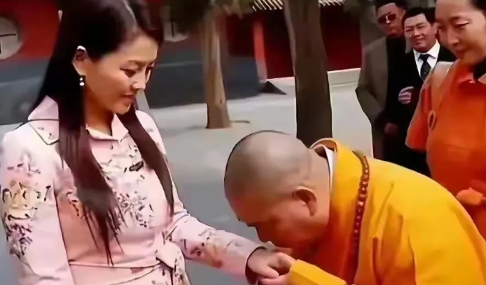当年采访释永信，李湘估计肠子都悔青了！说实话，万万没想到，李湘会发文回应争议