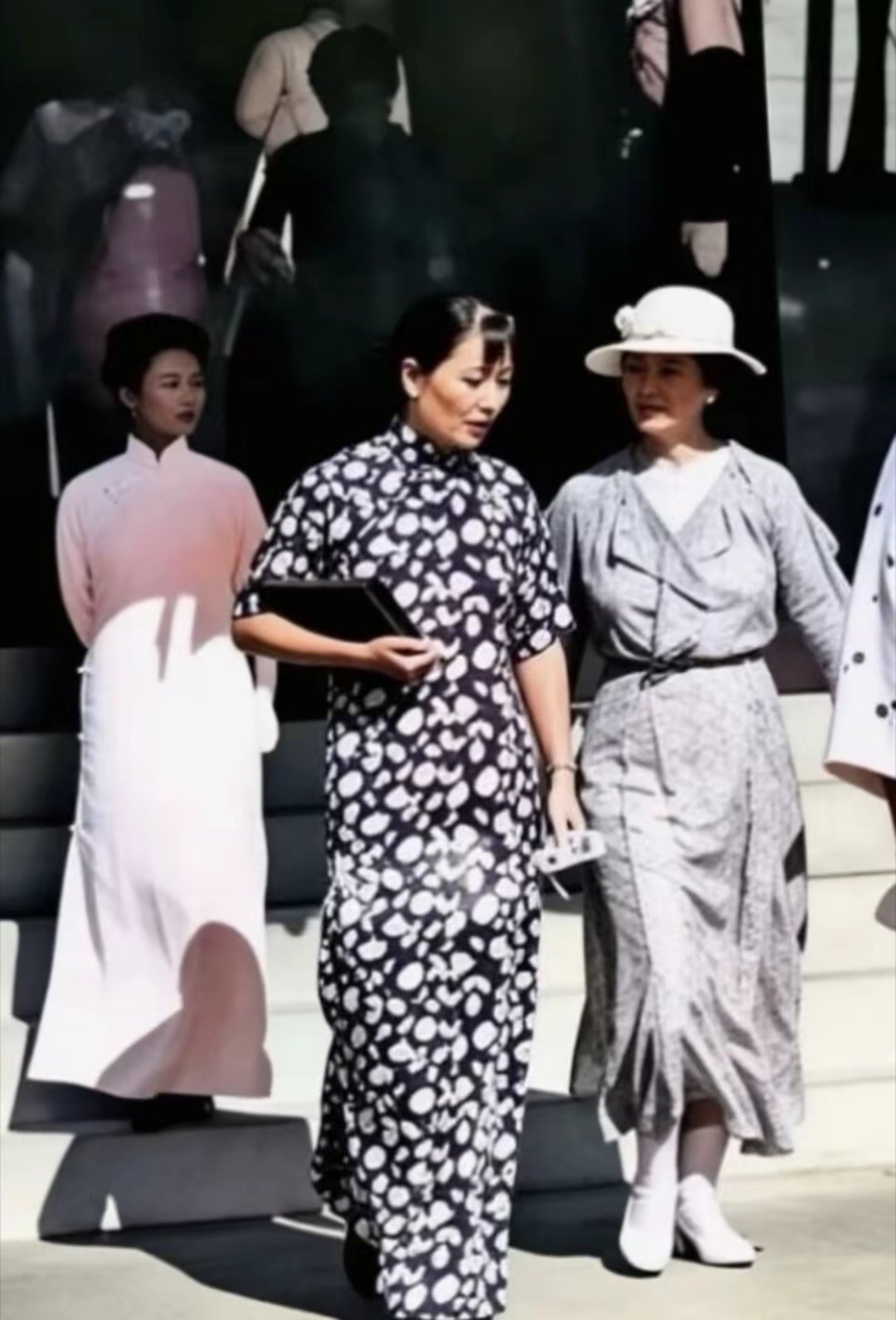 没想到1934年黄埔军校十周年校庆现场，两位国民政府顶层贵妇同框，居然连半句话、