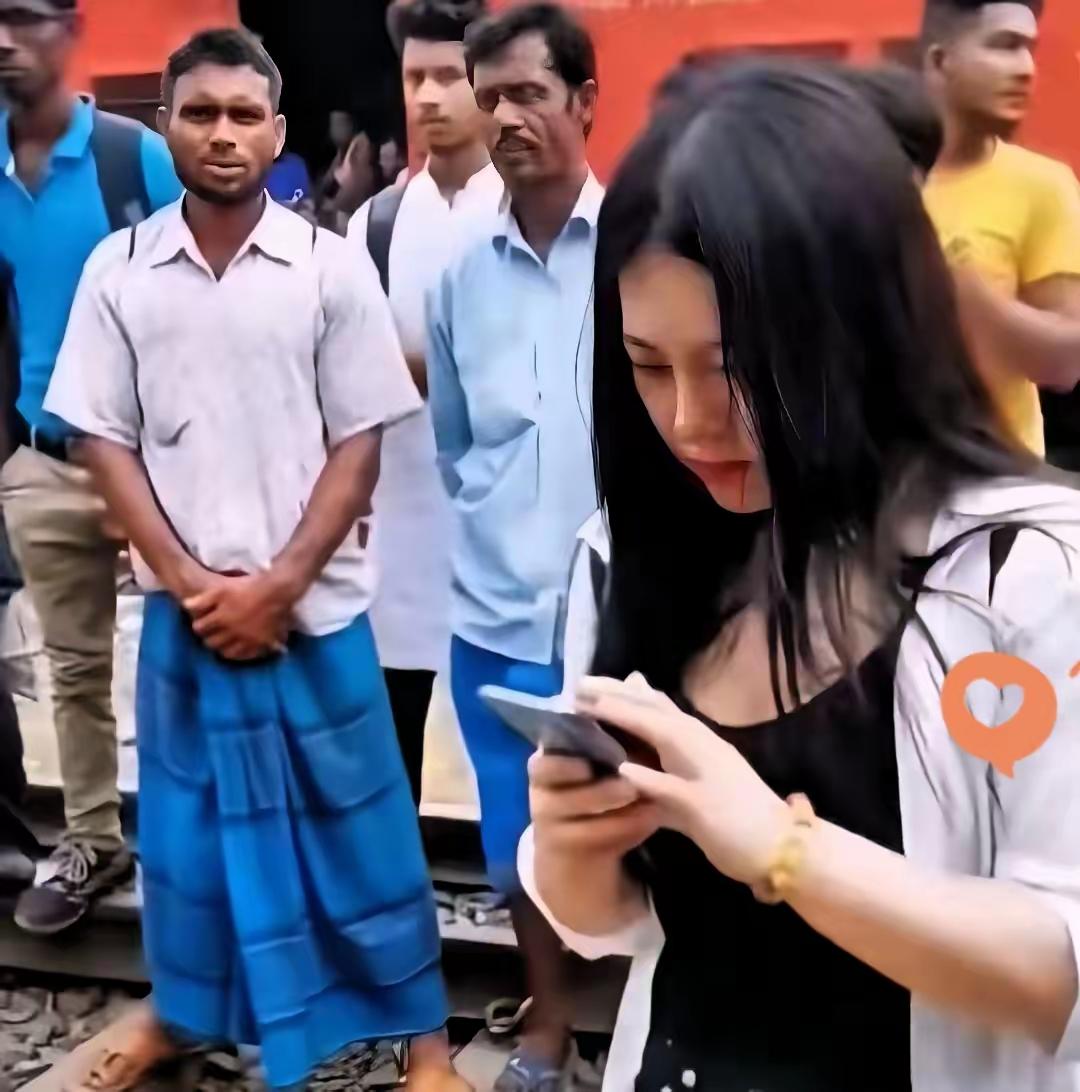 上海两名女生正常出行，被刚看完房的印度男子突然上手骚扰，没有慌乱妥协，第一时间拿