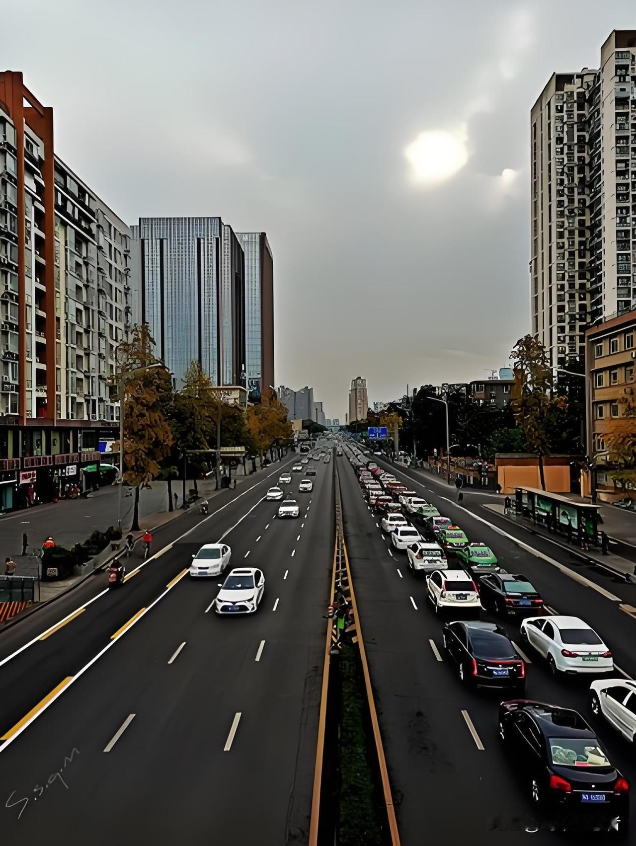 天府大道固然出名，但蜀都大道和一环路才是“鼻祖”。谈及成都的城市骨架，许多人首