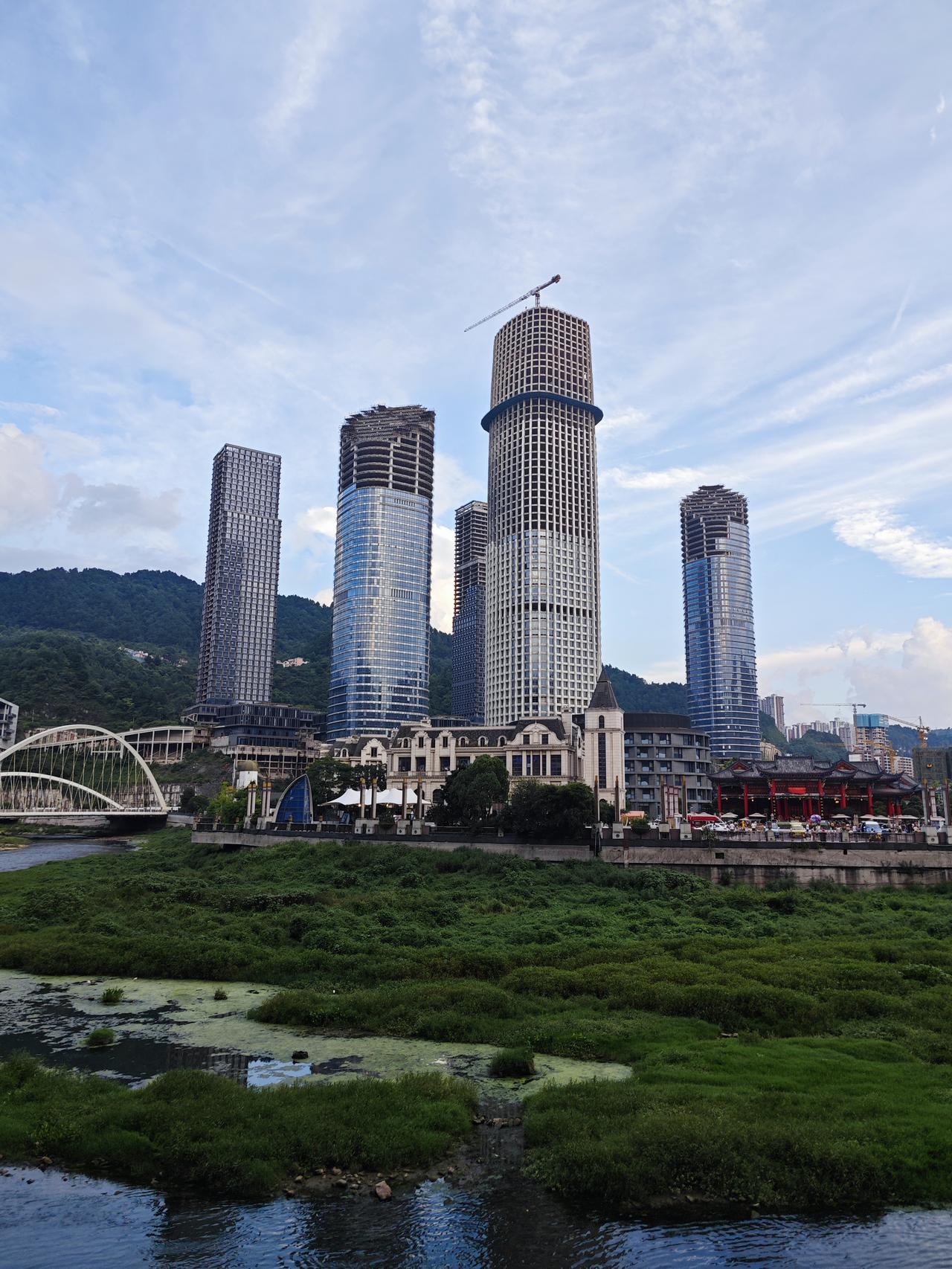 贵阳中天“未来方舟”真的有点可惜，如果这一组超级摩天建筑群修好了，下面的超大综合