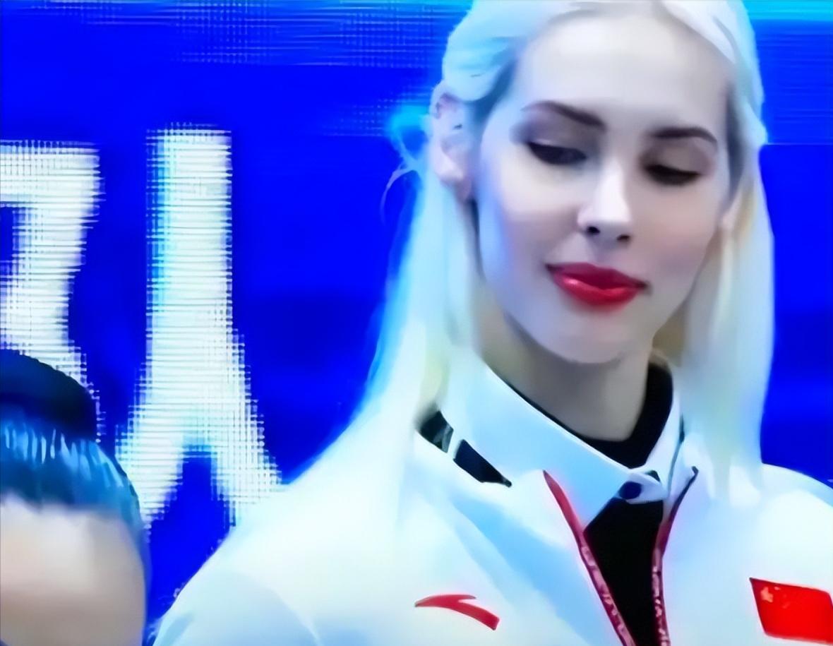 亚运会闭幕式上，中国代表团里一位金发碧眼的美女火出了圈。她穿着一身中国队的蓝色队