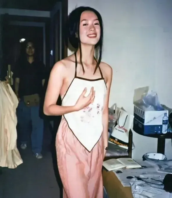 这一张照片拍摄于1997年，19岁的章子怡穿着肚兜出现在宿舍内，这一幕被室友抓拍