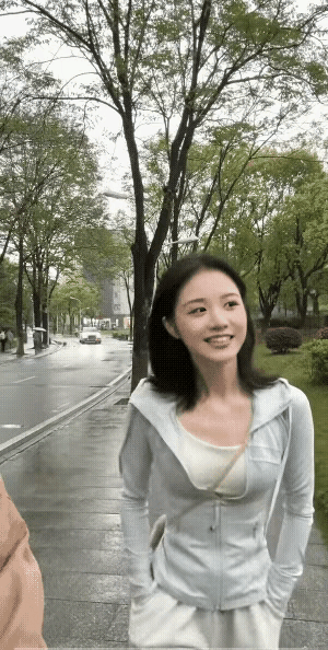 性格开朗活泼可爱，这样的美女人见人爱花见花开。