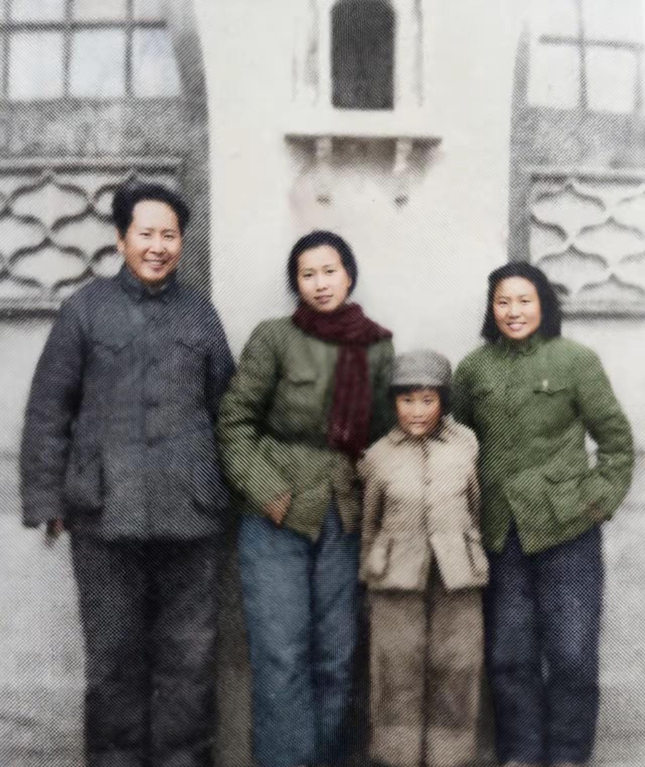 1947年，转战陕北前夕，拍下了这张珍贵合影，这不是一张专门讲艰苦的照片，却把艰