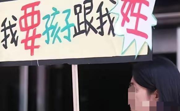 北京，一大妈得知儿媳生了一对龙凤胎高兴坏了，不仅亲自给2个孩子起名字，还花了3万