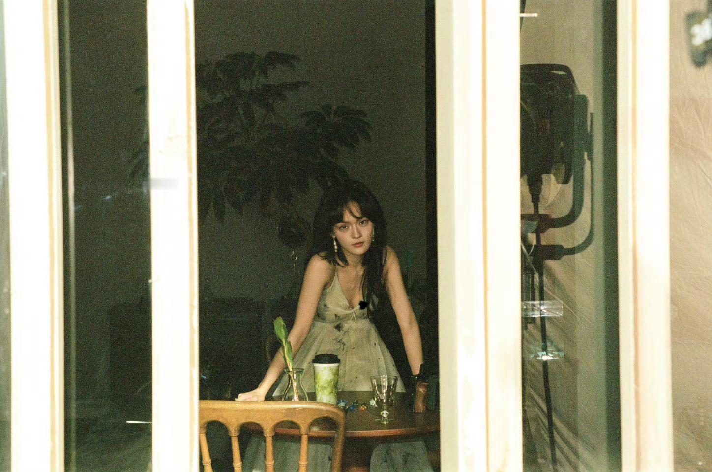 文淇夏梦精灵救命！文淇这组真的美到我心坎里了😭墨绿色长裙配微卷长发，往林间