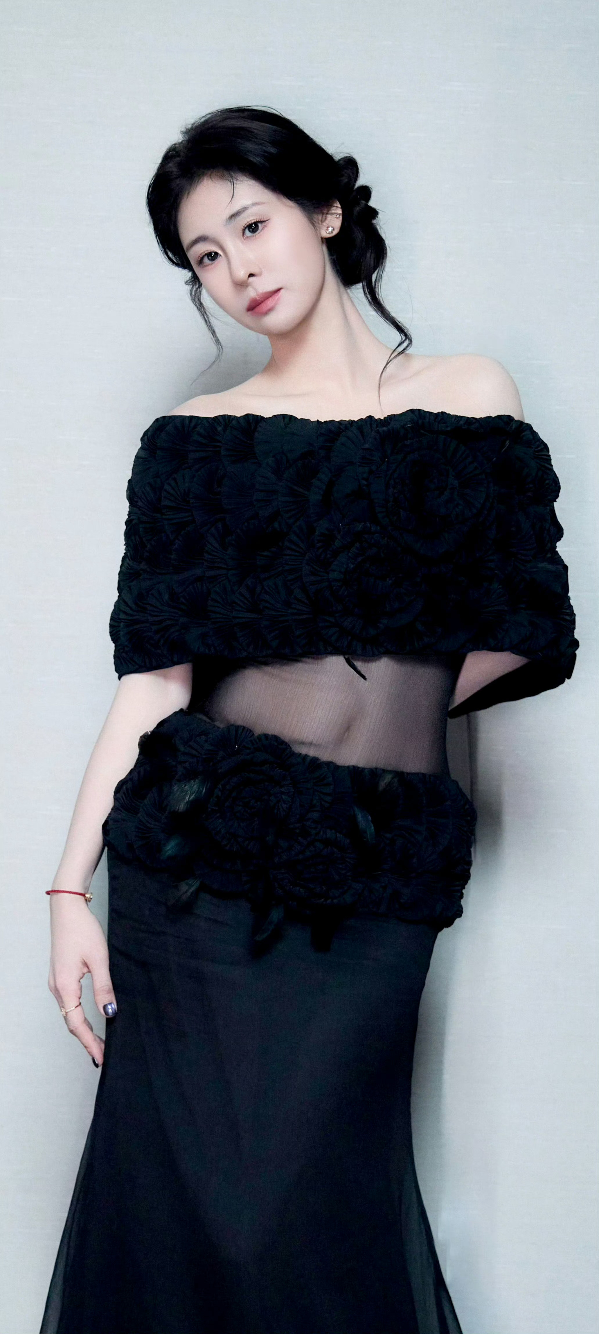 张碧晨黑色透视礼裙大秀性感小蛮腰~