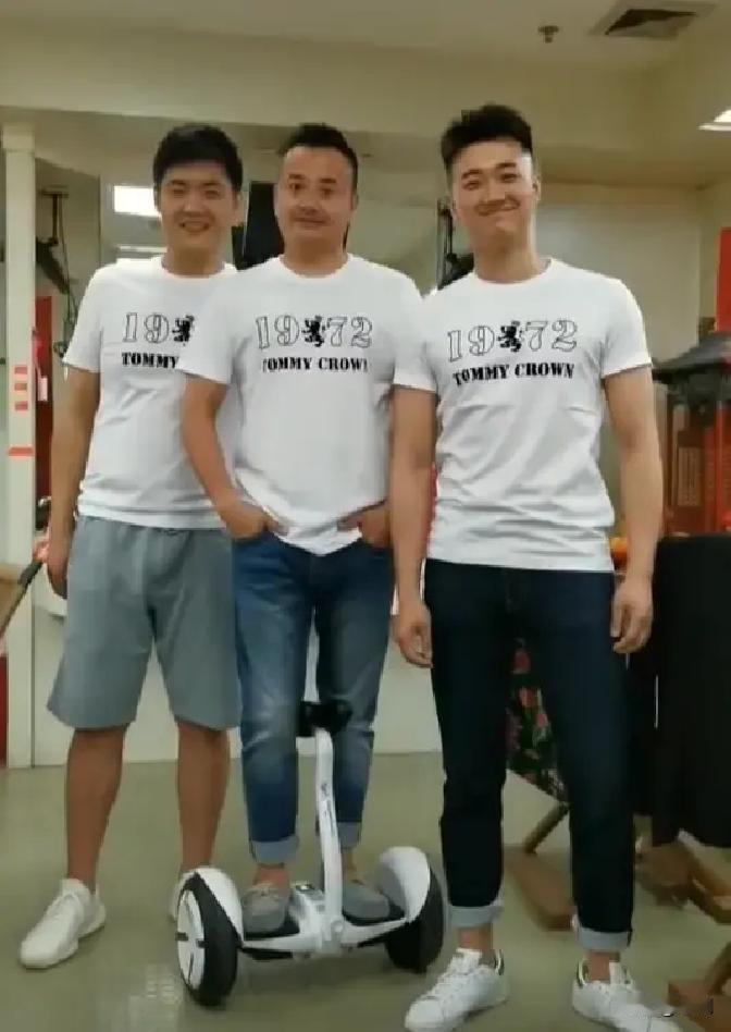 闫学晶和儿子林傲霏、小叔子闫光明穿同款灰卫衣站一排合影，168的闫光明被182的